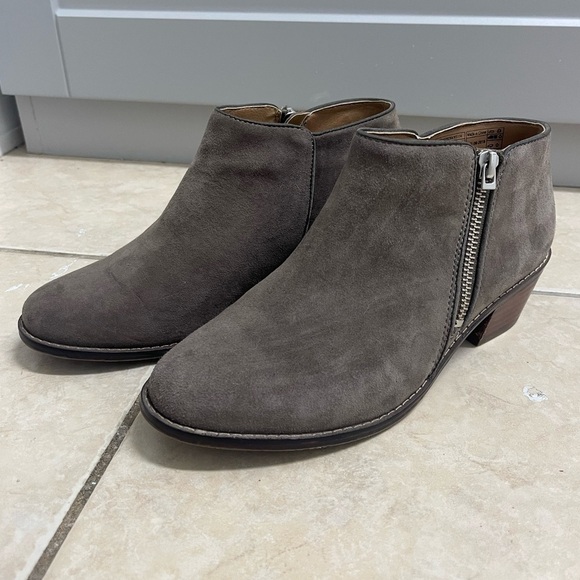 Vionic Serena Taupe suede Leather heeled ankle Booties size 6 - Picture 1 of 8